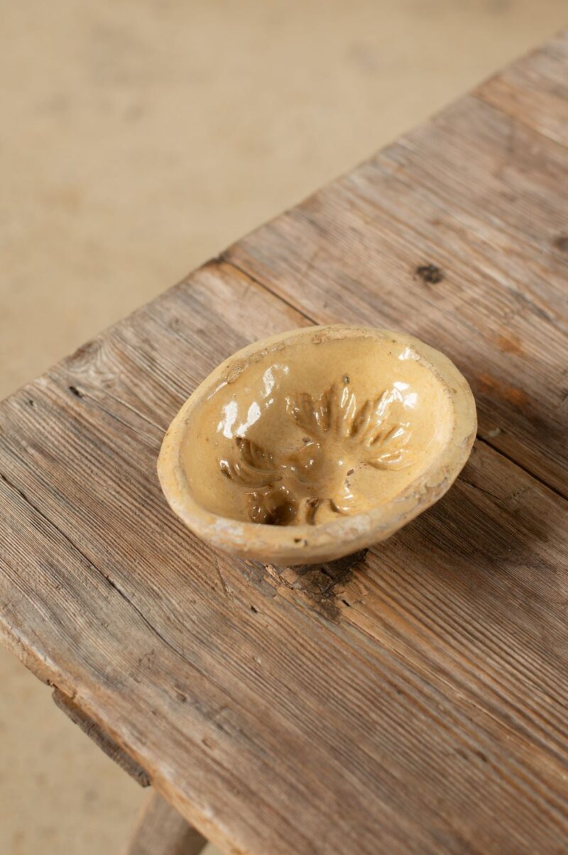 Liloh 19th-Century Italian Glazed Ceramic Quince Jelly Mould – Cherub Design
